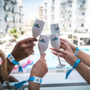 Brindisi festoso durante la Bora Bora Pool Party Malta.