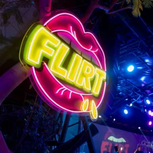 Il logo “Flirt” si è illuminato di rosa e viola neon, catturando l'energia elettrizzante del Flirt Foam Party all'Aria Complex di Malta.