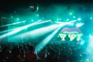 La facciata moderna dell’Aria Complex Malta, con la sua architettura elegante, la piscina centrale e le luci vibranti che annunciano notti indimenticabili.