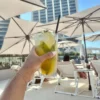 Cocktail rafraîchissant au bord de la piscine au Flo Skypool Malta.
