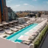Vue drone de la piscine rooftop du Flo Skypool Malta.