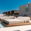 Transats et cabanas au Flo Skypool Malta.