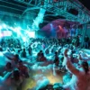 Une foule animée dansant sous une cascade de mousse à la Flirt Foam Party, éclairée par des lumières colorées à l'Aria Complex, Malte.