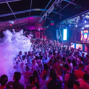 Vista panoramica del Complesso Aria durante il Flirt Foam Party, che mette in evidenza gli spettacoli di luce dinamici e le aree di ballo piene di schiuma.