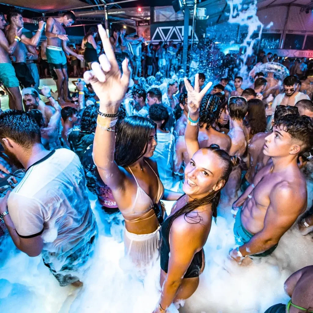 Jeune femme faisant la fête dans la mousse lors de la foam party à l'Aria Complex.