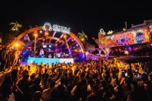 Vista sulla Main Room di Gianpula Malta con un’atmosfera da club esclusivo.