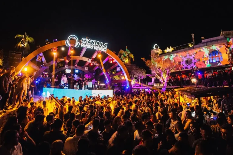 Vista sulla Main Room di Gianpula Malta con un’atmosfera da club esclusivo.
