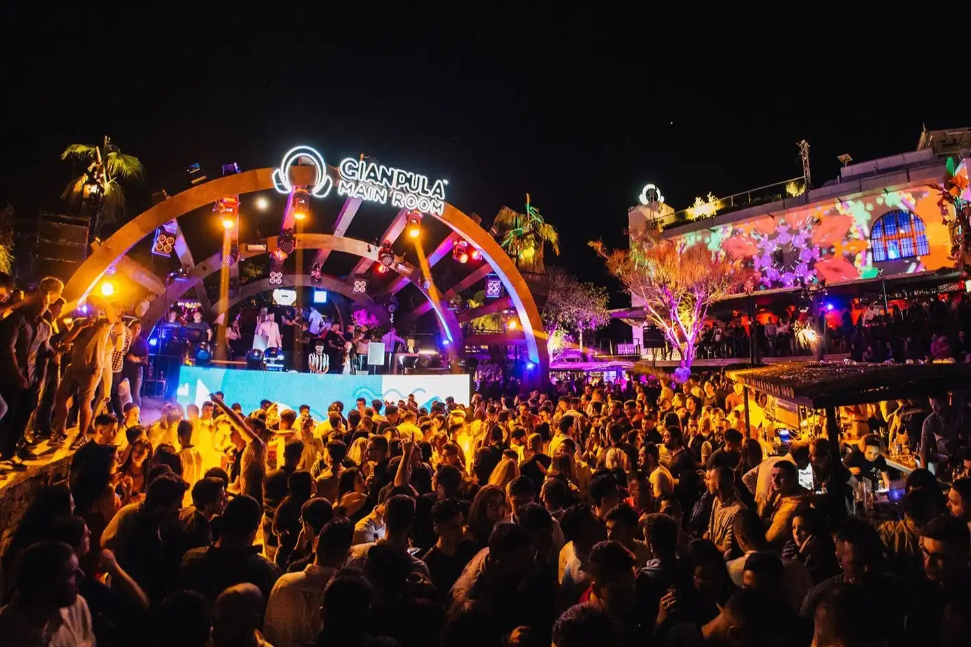 Vista sulla Main Room di Gianpula Malta con un’atmosfera da club esclusivo.