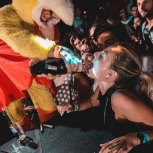 La mascotte Move It! verse une boisson à un fêtard à Gianpula Malta.