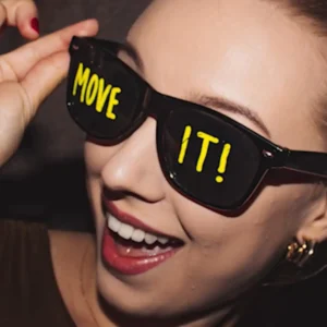 Une jeune femme stylée avec des lunettes ‘Move It’ à Gianpula Malta.