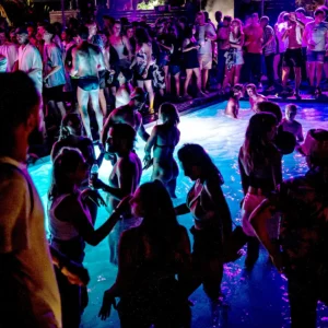 Des fêtards en maillot de bain profitant de l’ambiance estivale à The Rooftop, Gianpula Malta.