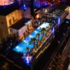 Superbe vue drone des fêtards profitant de la soirée sur le rooftop du Hugo Hotel Malta.