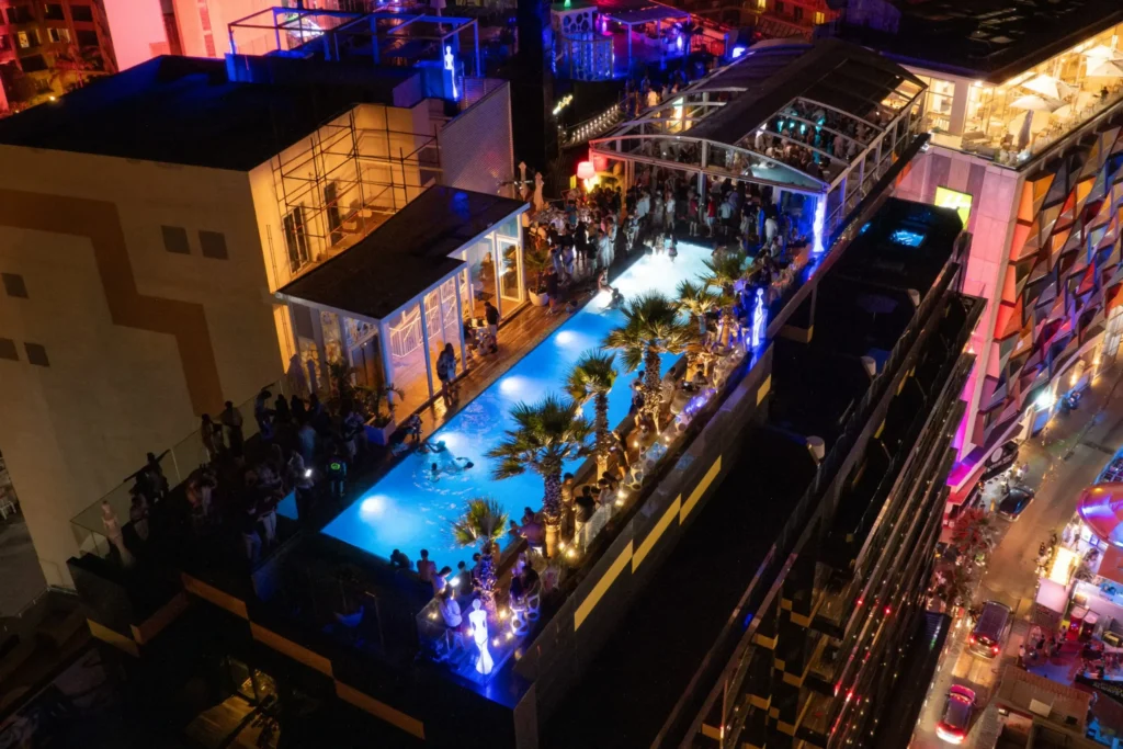 Superbe vue drone des fêtards profitant de la soirée sur le rooftop du Hugo Hotel Malta.