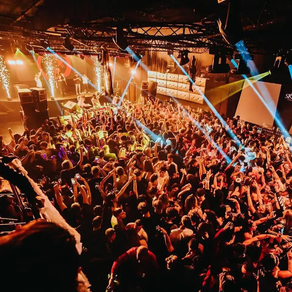Vista della folla di festaioli durante il Black Out Party al Sky Club Malta, un evento che unisce il French Party e l'Afrobeats.