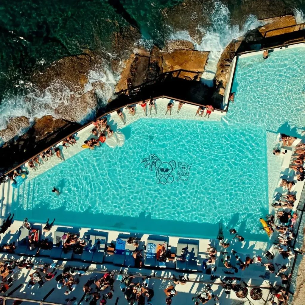 Vue aérienne complète de la pool party au Toy Room Beach Club Malta.
