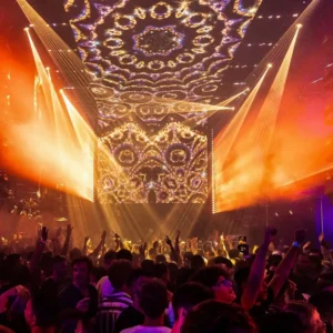 Le public apprécie le spectacle de cirque avec des effets lumineux vibrants à Toy Room Malta.