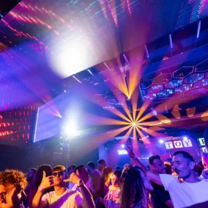 Foule énergique profitant de la soirée à Toy Room Malta.