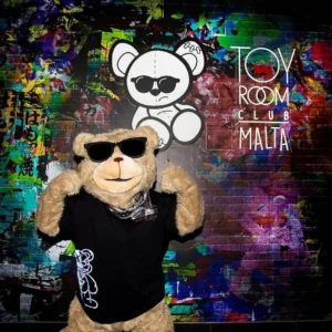 Frank, la mascotte dell'orso, intrattiene gli ospiti al Toy Room Malta.