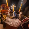 Tavolo VIP a Twenty Two Malta con bottiglie di liquori premium servite, creando un'atmosfera di lusso e esclusività.