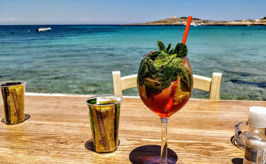 cocktail beach bar Armier Bay vista mare turchese Mediterraneo Malta nord