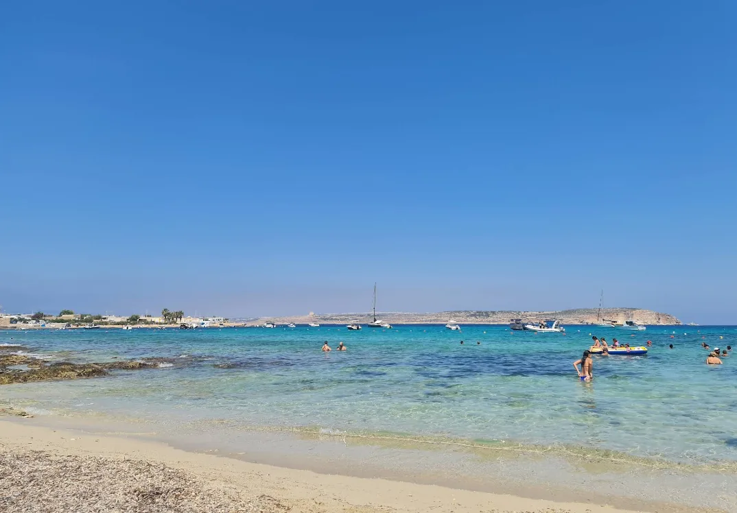 Armier Bay Malta acqua poco profonda cristallina spiaggia familiare nuoto