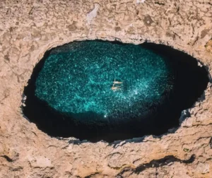 Coral Lagoon Malta – cala rocciosa isolata con acqua turchese vicino a Golden Bay