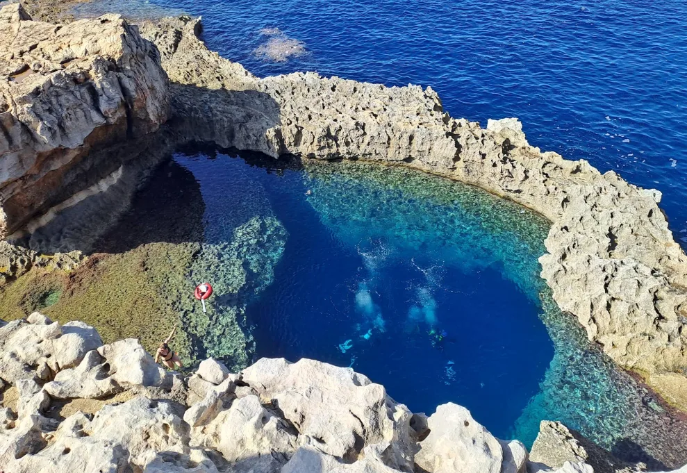 Blue Hole Dwejra Bay Gozo subacquei acqua blu cristallina immersioni
