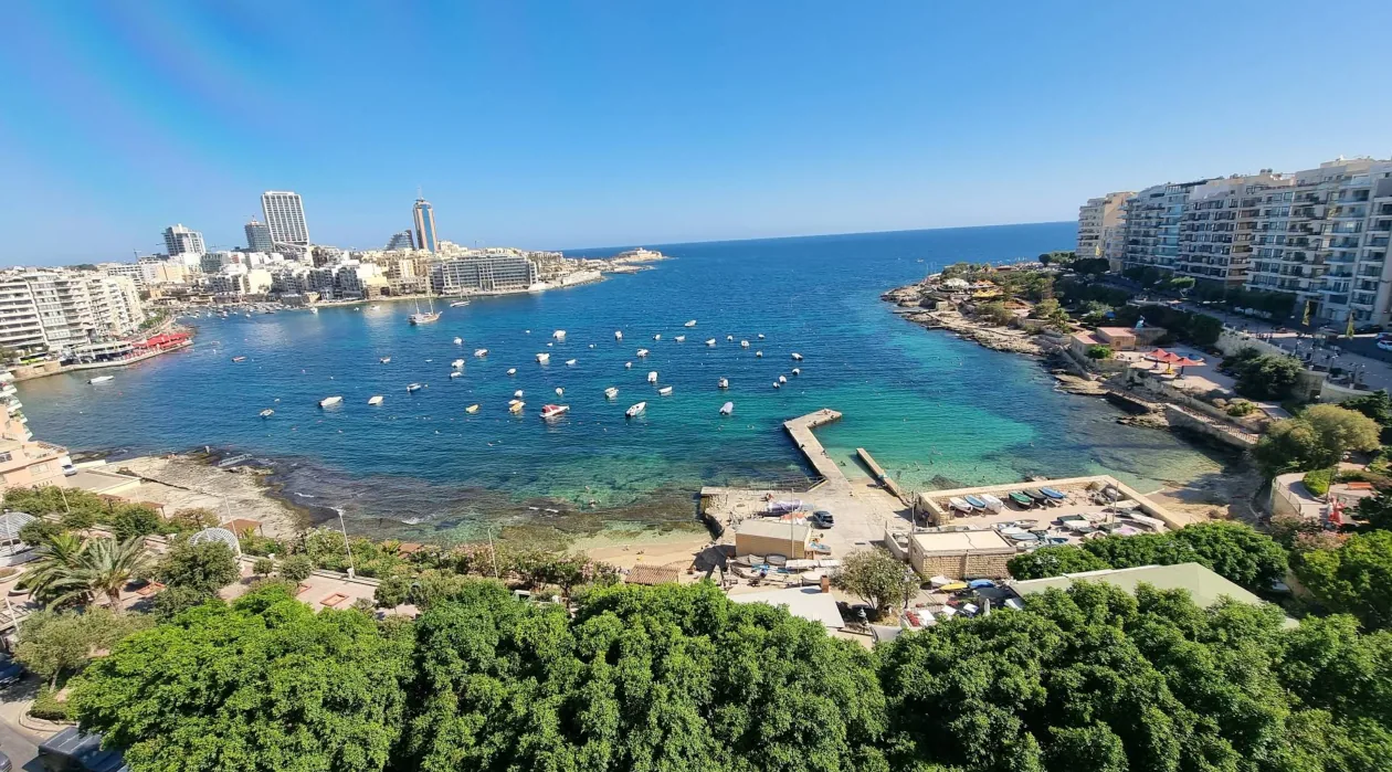 Exiles Beach Malta – area balneare rocciosa a Sliema con acqua mediterranea limpida
