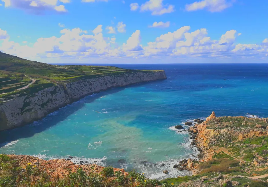 Fomm ir-Rih beach Malta – cala rocciosa remota con acqua turchese e scogliere selvagge