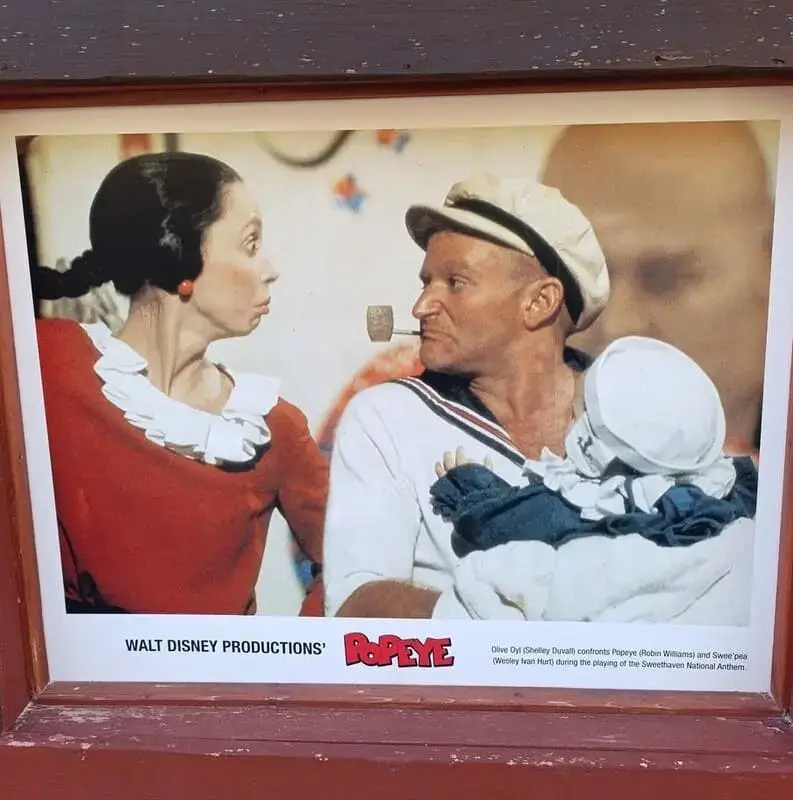 Film Popeye Malta 1980 - Robin Williams Sweethaven Village Malta Foto originale del film Popeye Malta 1980 con Robin Williams e Shelley Duvall sul set di Sweethaven Village Malta