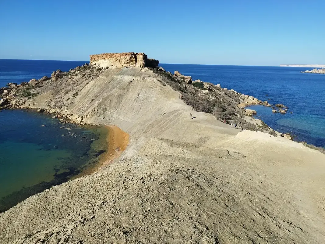 vista aerea promontoire argilloso Ghajn Tuffieha rovine antiche Mediterraneo Malta