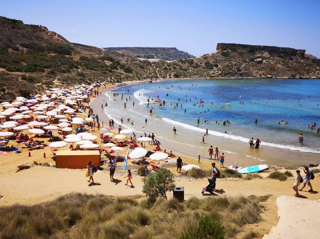 Ghajn Tuffieha Riviera Beach Malta vista panoramica mare turchese spiaggia dorata