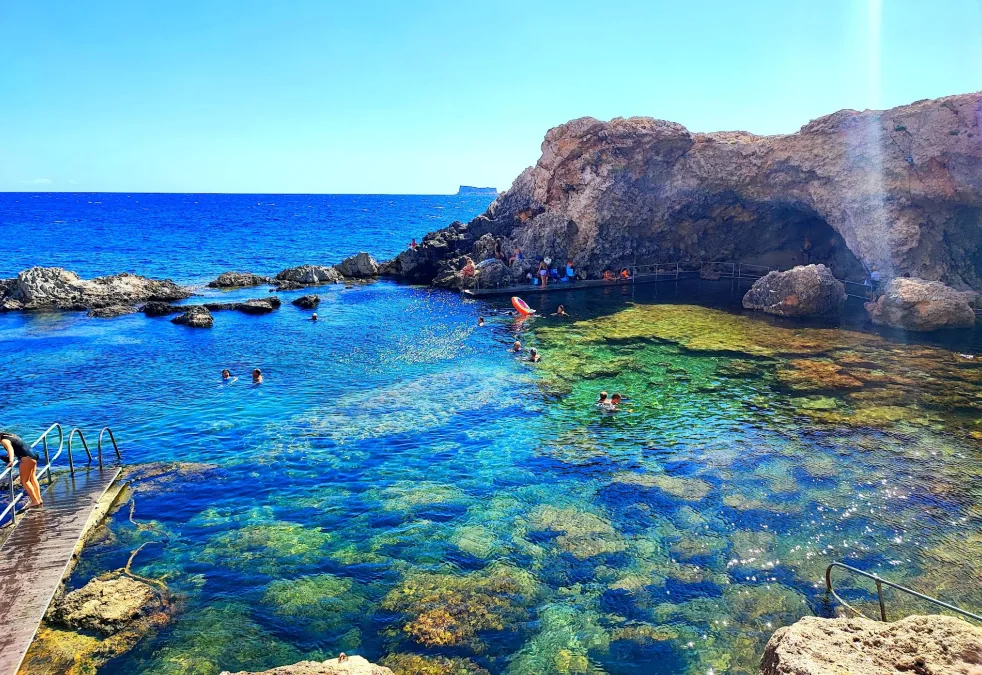 Ghar Lapsi Malta – piscina rocciosa naturale e lido con mare turchese nel sud-ovest di Malta