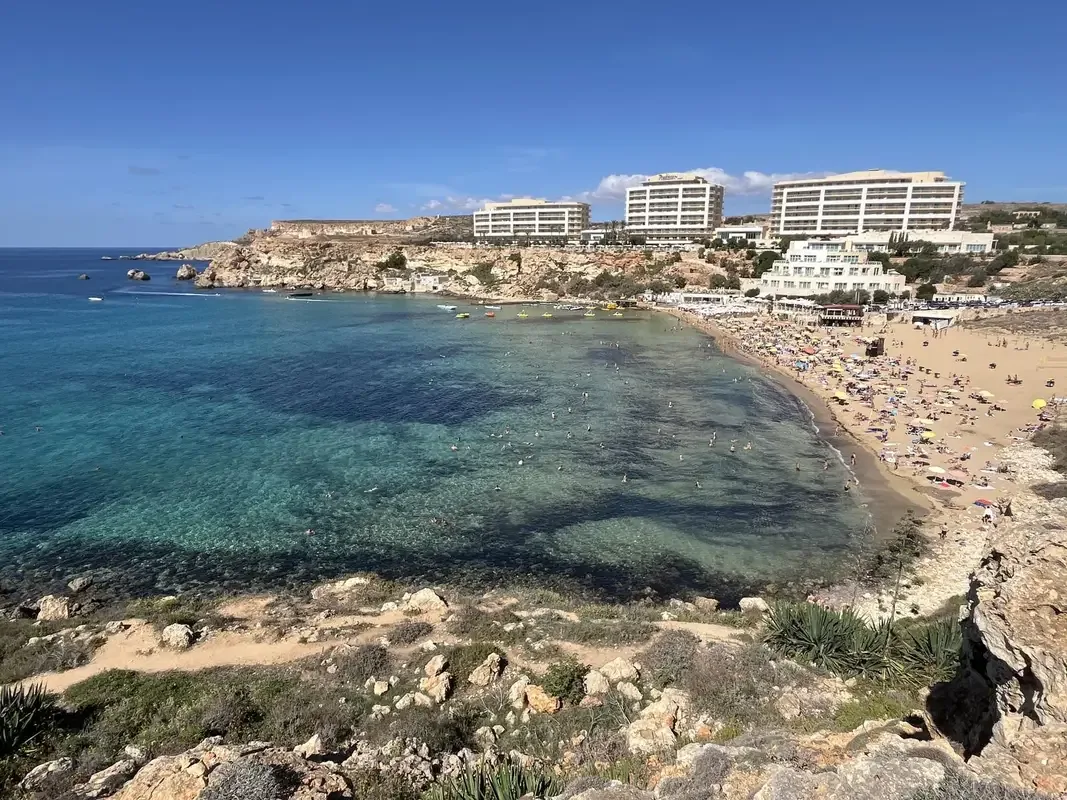 Golden Bay Malta acqua turchese sabbia dorata hotel resort scogliera