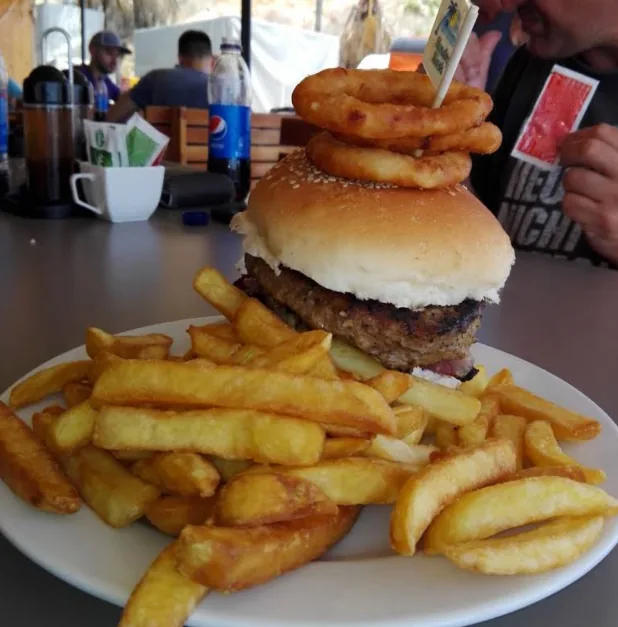 burger gourmet patatine beach bar Hondoq ir-Rummien Gozo