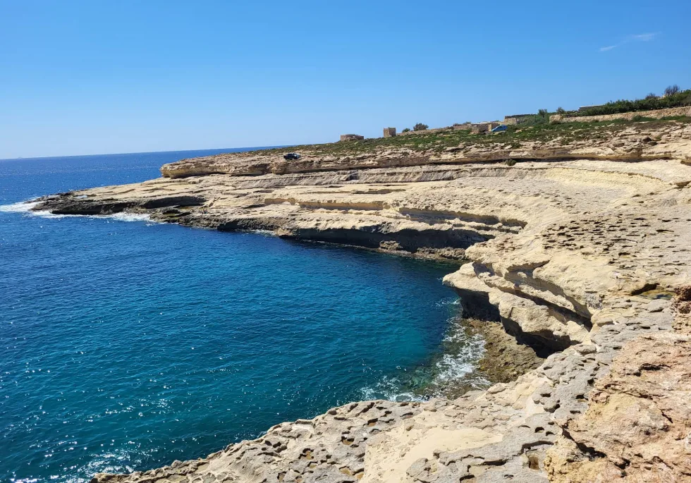 Kalanka Bay Malta – tranquilla cala rocciosa con acqua limpida vicino a Marsaskala