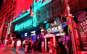 Quartier nocturne de Paceville à Malte la nuit avec les clubs Havana et Clique illuminés de néons