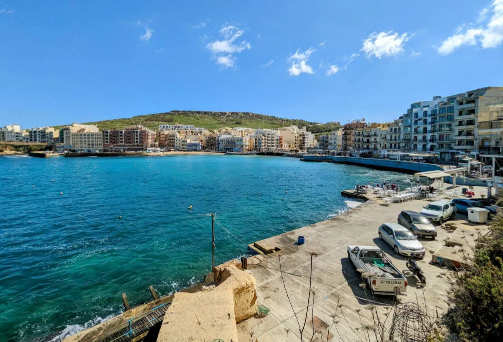Marsalforn Bay Gozo villaggio balneare edifici colorati acqua turchese