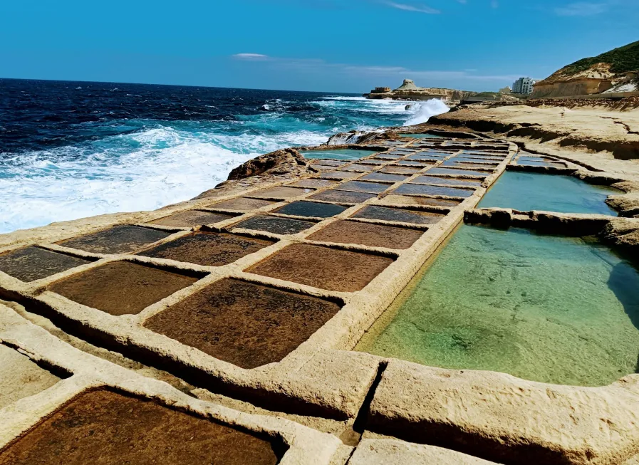 saline antiche Marsalforn Gozo roccia calcarea costa mare Mediterraneo