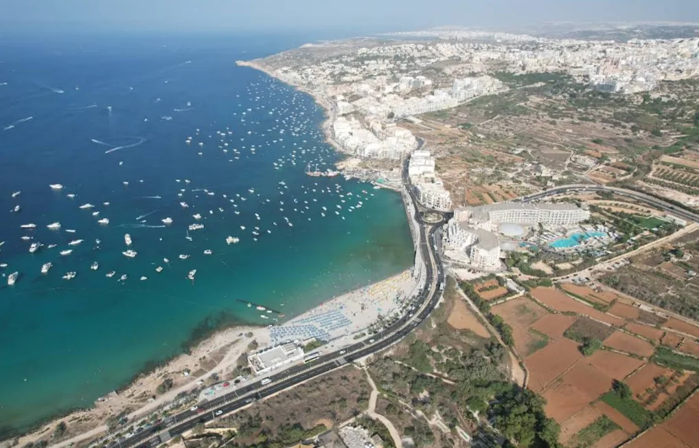 vista aerea costa nord Malta Mellieha Bay barche hotel acqua turchese