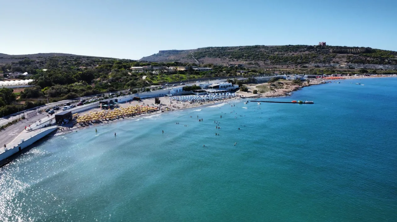 vista aerea Mellieha Bay Ghadira spiaggia ombrelloni gialli resort acqua turchese