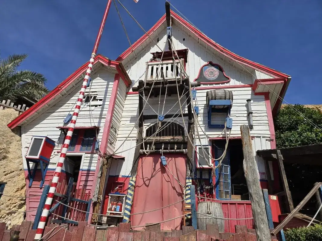 Decorazioni Popeye Village Malta - Edificio originale film 1980 Edificio in legno colorato rosso bianco e blu con corde e decorazioni nautiche all\'interno del Popeye Village Malta