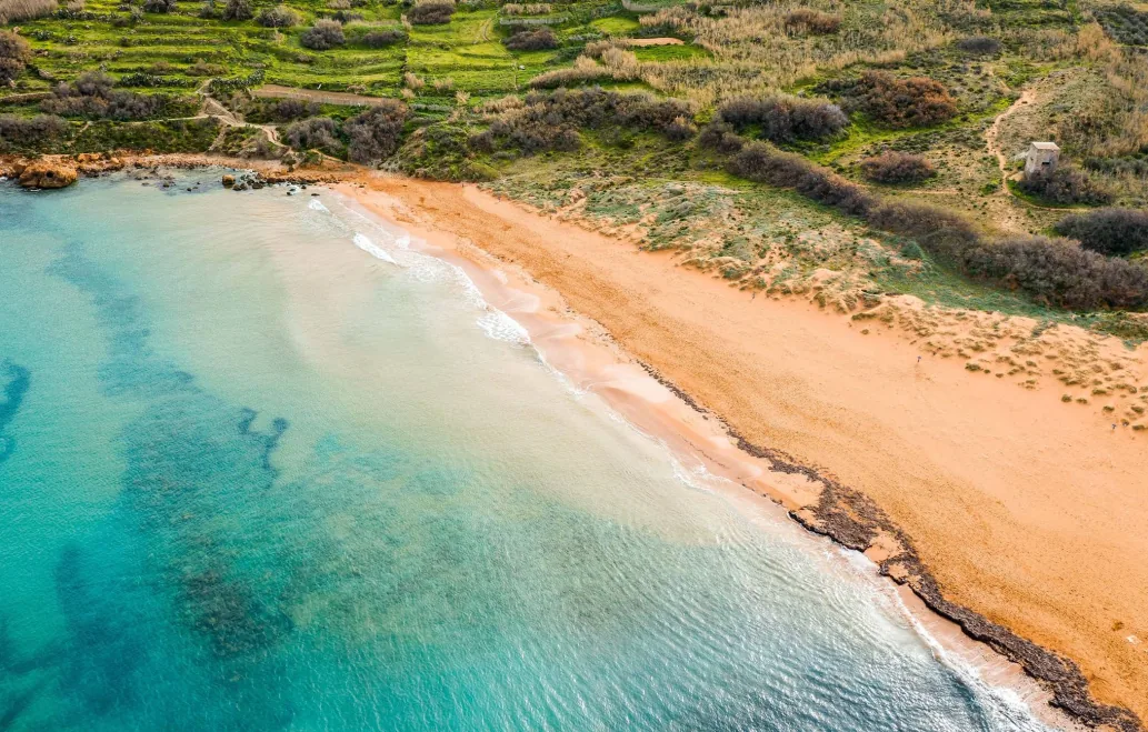 vista drone Ramla Bay Gozo sabbia rossa mare turchese Mediterraneo