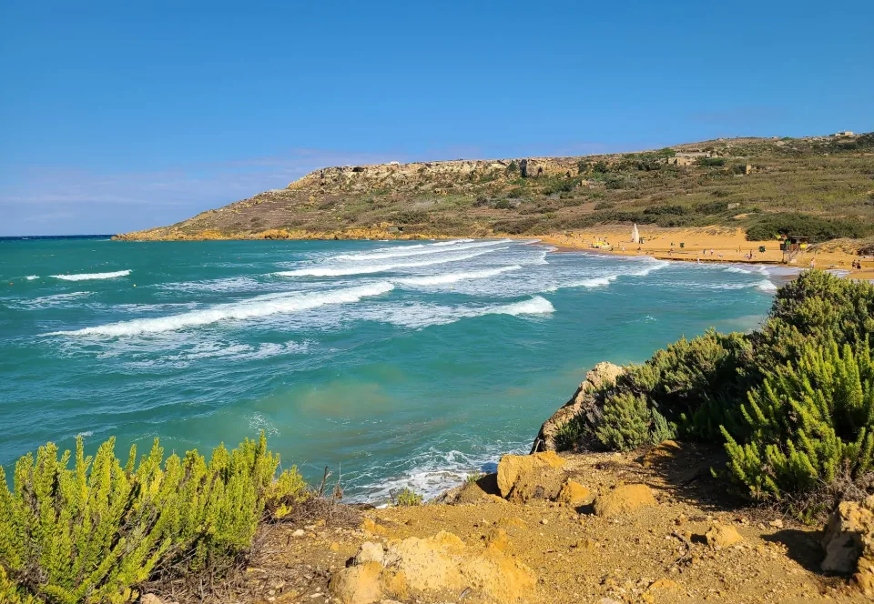 Ramla Bay Gozo onde costa rocciosa vegetazione mediterranea