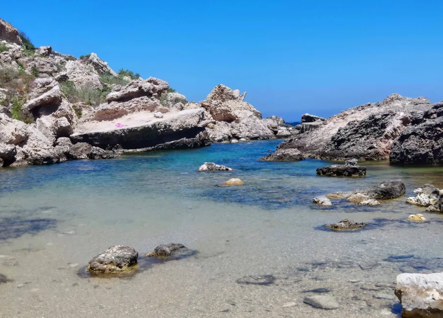 Slugs Bay Mellieha Malta – insenatura rocciosa isolata con acqua limpida vicino a Mellieha