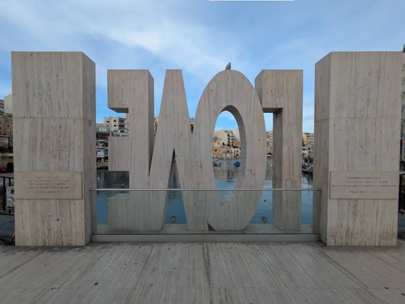 Insegna love Spinola Bay Malta – grande scultura rossa LOVE accanto alla baia a St Julian's