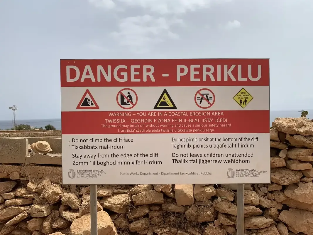cartello pericolo avvertimento St Peter's Pool Malta erosione costiera sicurezza scogliera