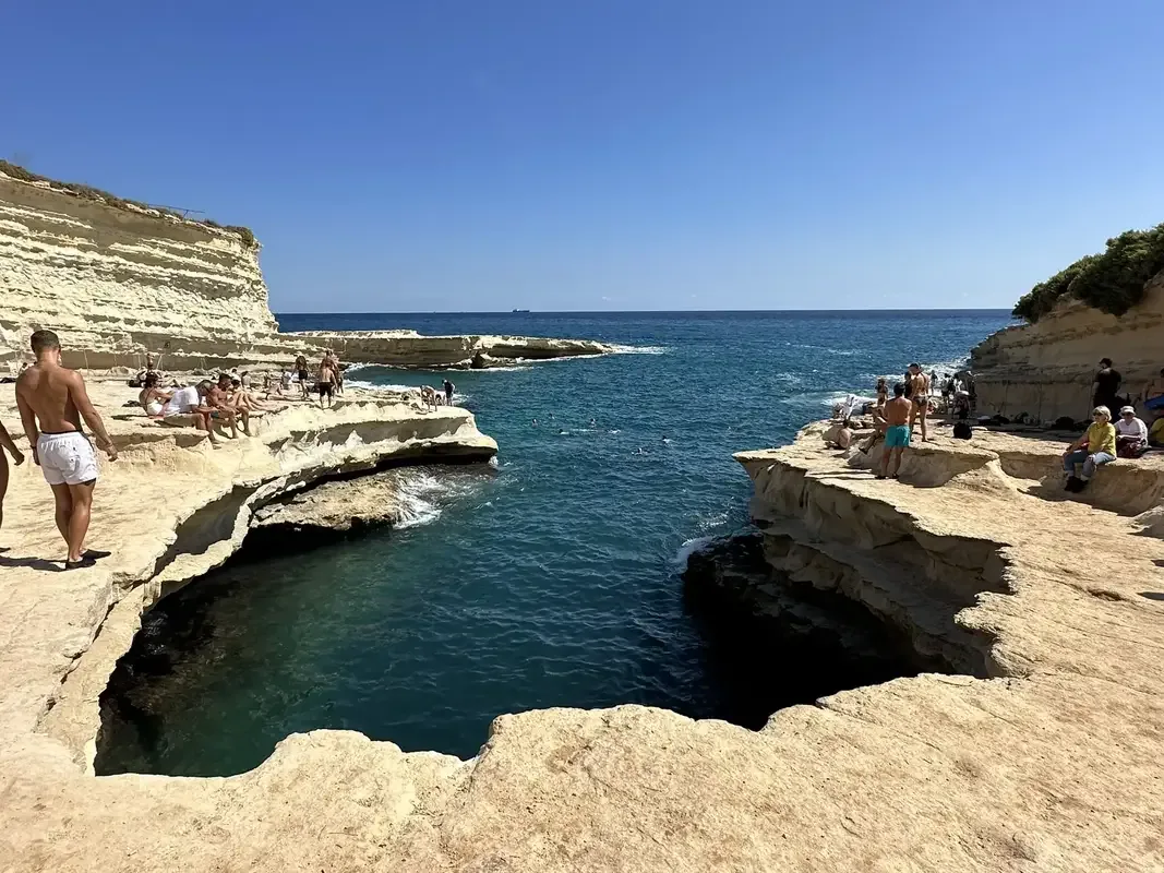 St Peter's Pool piscina naturale rocciosa Malta acqua turchese scogliere calcaree mare aperto