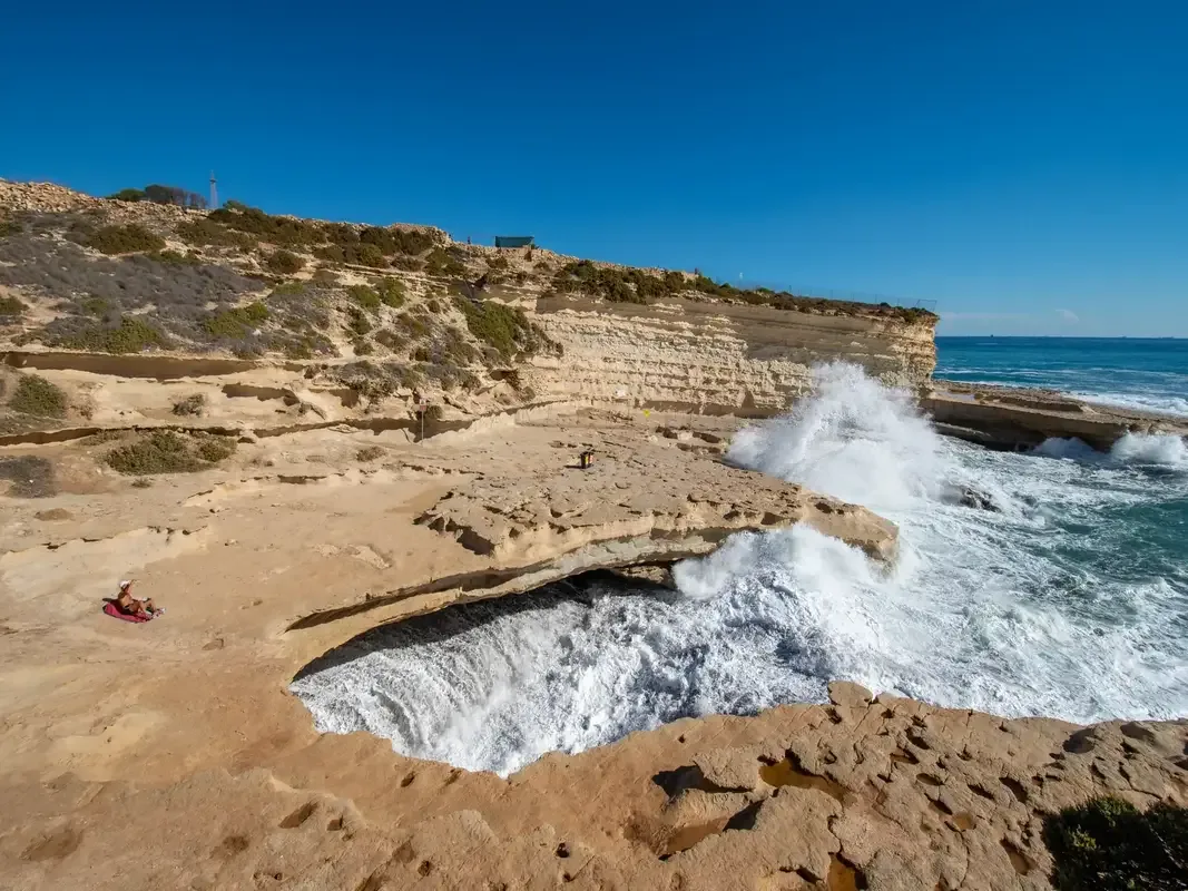 onde spettacolari St Peter's Pool piscina naturale rocciosa Malta tempesta
