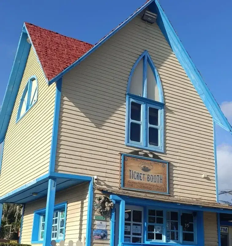 Biglietteria Popeye Village Malta - Ingresso Sweethaven Village Biglietteria del Popeye Village Malta edificio in legno giallo e blu all\'ingresso di Sweethaven Village Mellieha Malta